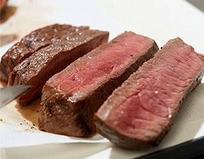 肉料理調理シーン